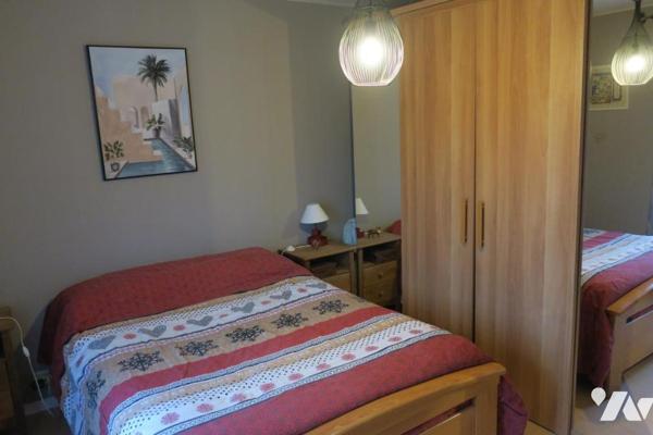 Maison T6 mitoyenne d'un côté - Garage - 2 Terrasses - Dépendances - Jardin. 625 m² cadastré.