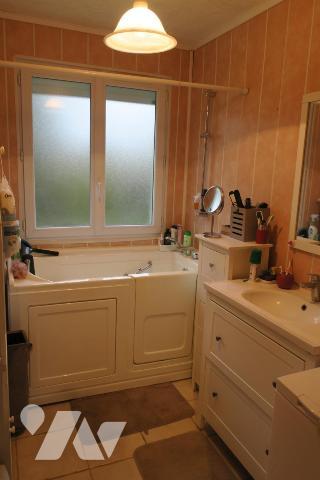 Maison T6 mitoyenne d'un côté - Garage - 2 Terrasses - Dépendances - Jardin. 625 m² cadastré.