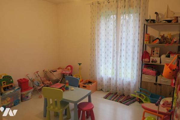 Maison T6 mitoyenne d'un côté - Garage - 2 Terrasses - Dépendances - Jardin. 625 m² cadastré.