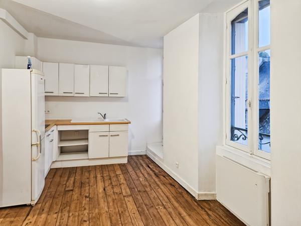 3 pièces, plancher et belle hauteur sous plafond