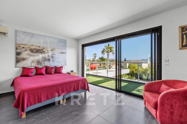 Maison d'architecte de 250m2 avec garage , terrasse et piscine à débordement