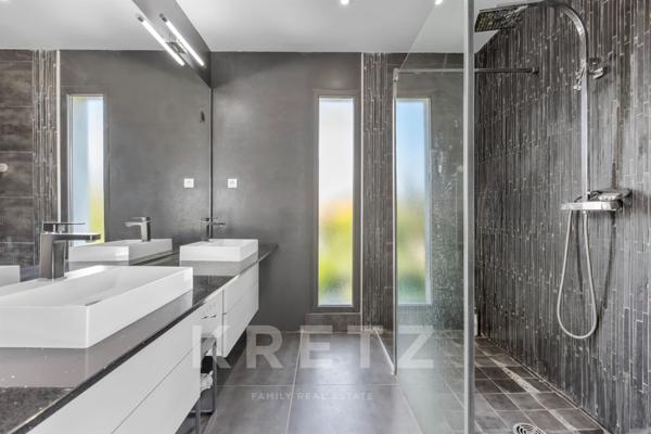 Maison d'architecte de 250m2 avec garage , terrasse et piscine à débordement