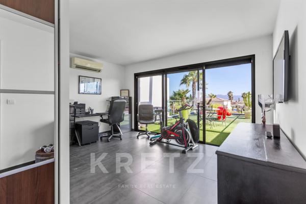 Maison d'architecte de 250m2 avec garage , terrasse et piscine à débordement