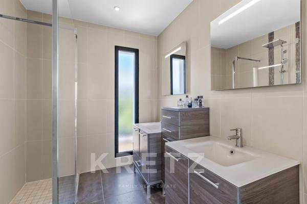 Maison d'architecte de 250m2 avec garage , terrasse et piscine à débordement