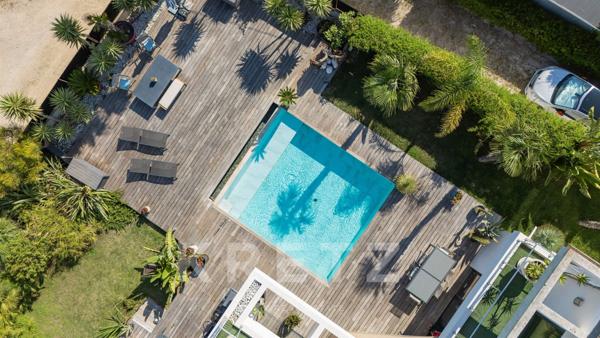 Maison d'architecte de 250m2 avec garage , terrasse et piscine à débordement