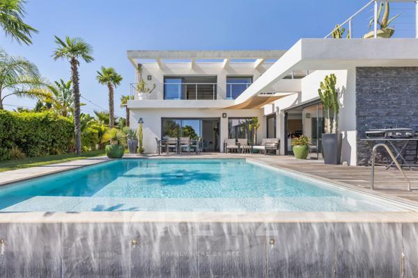 Maison d'architecte de 250m2 avec garage , terrasse et piscine à débordement