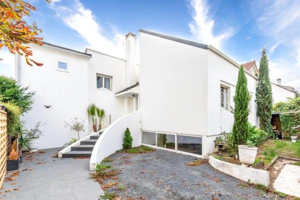 Maison
         9 pièces
        - 252 m² Bien prestige 1 499 000 €*