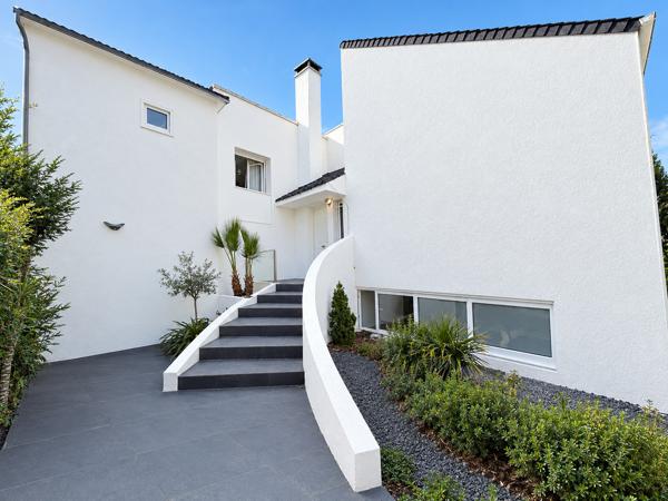 Maison
         9 pièces
        - 252 m² Bien prestige 1 499 000 €*