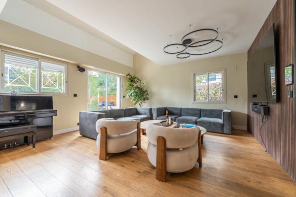 Maison
         9 pièces
        - 252 m² Bien prestige 1 499 000 €*