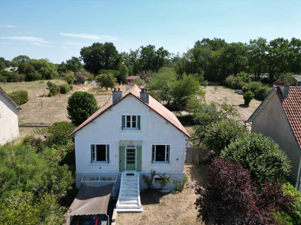 Maison individuelle rénovée de 4 chambres, située à la lisière d'une ville animée