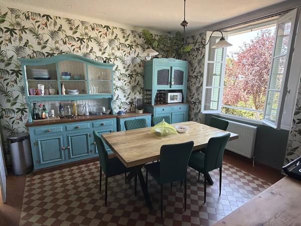 Maison individuelle rénovée de 4 chambres, située à la lisière d'une ville animée