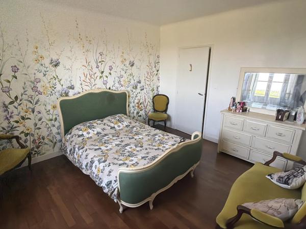 Maison individuelle rénovée de 4 chambres, située à la lisière d'une ville animée