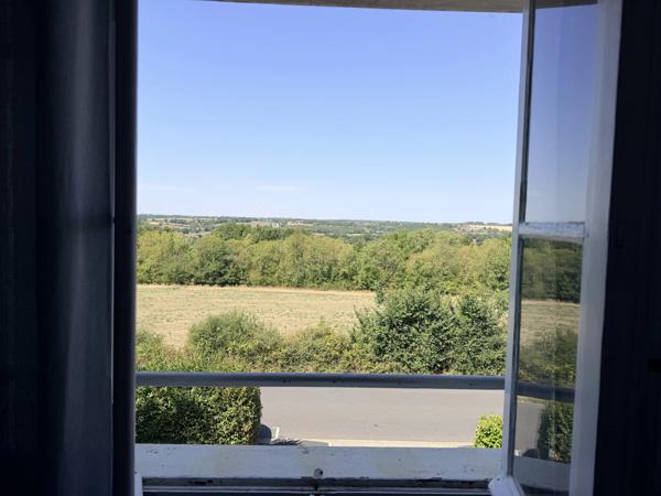 Maison individuelle rénovée de 4 chambres, située à la lisière d'une ville animée