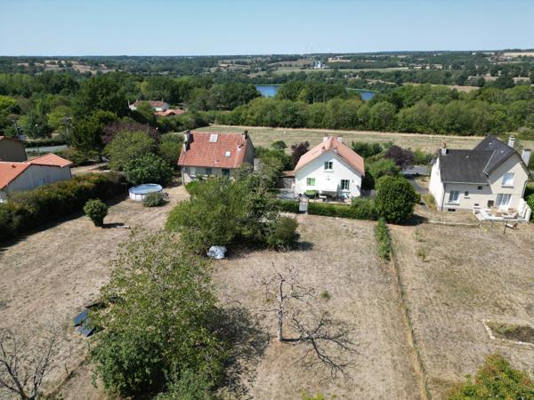 Maison individuelle rénovée de 4 chambres, située à la lisière d'une ville animée
