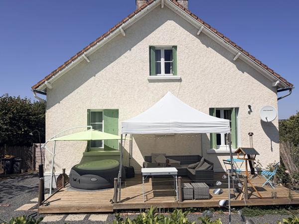 Maison individuelle rénovée de 4 chambres, située à la lisière d'une ville animée