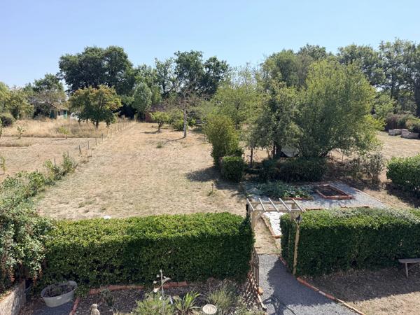 Maison individuelle rénovée de 4 chambres, située à la lisière d'une ville animée
