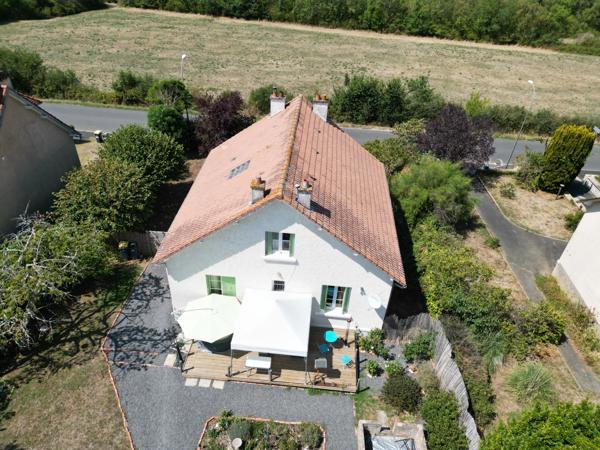 Maison individuelle rénovée de 4 chambres, située à la lisière d'une ville animée