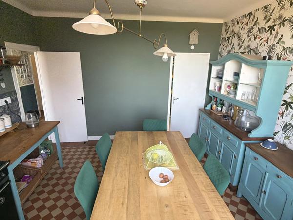 Maison individuelle rénovée de 4 chambres, située à la lisière d'une ville animée