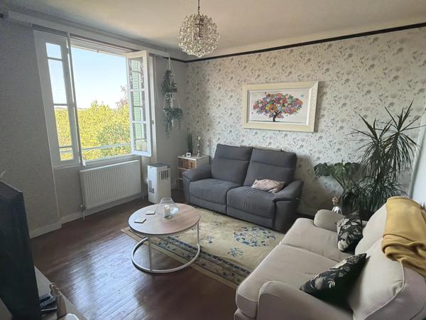 Maison individuelle rénovée de 4 chambres, située à la lisière d'une ville animée