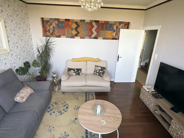 Maison individuelle rénovée de 4 chambres, située à la lisière d'une ville animée