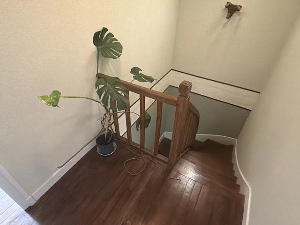 Maison individuelle rénovée de 4 chambres, située à la lisière d'une ville animée