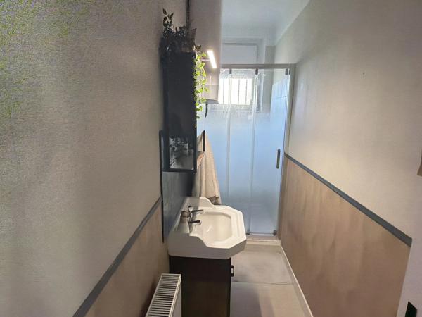 Maison individuelle rénovée de 4 chambres, située à la lisière d'une ville animée