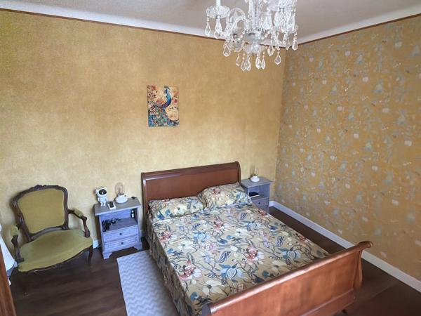 Maison individuelle rénovée de 4 chambres, située à la lisière d'une ville animée