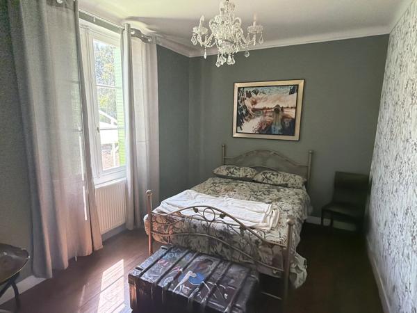 Maison individuelle rénovée de 4 chambres, située à la lisière d'une ville animée