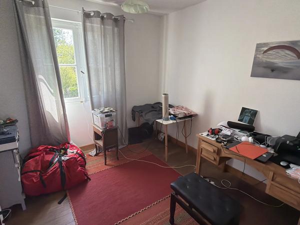 Maison individuelle rénovée de 4 chambres, située à la lisière d'une ville animée