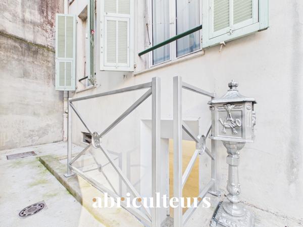 Local professionnel rénové 40 m² avec parking privé en vente au Quartier Libération à Nice (06000)