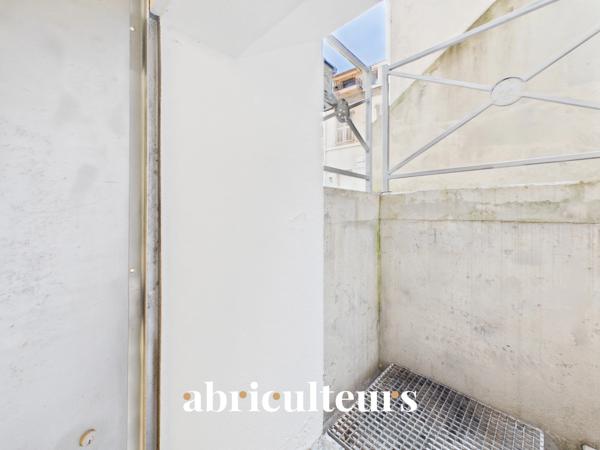 Local professionnel rénové 40 m² avec parking privé en vente au Quartier Libération à Nice (06000)