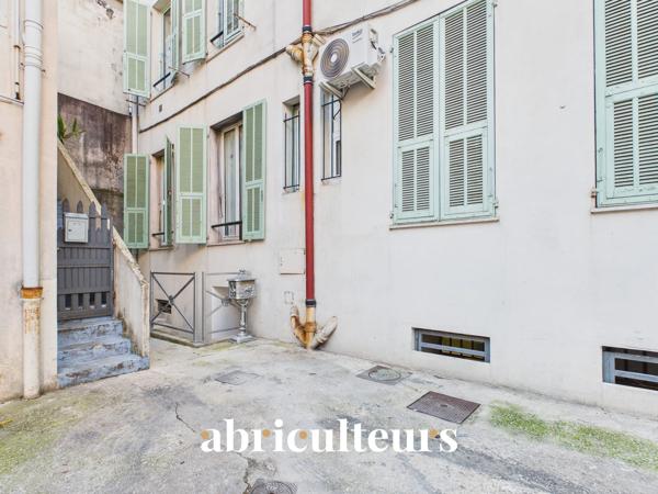 Local professionnel rénové 40 m² avec parking privé en vente au Quartier Libération à Nice (06000)