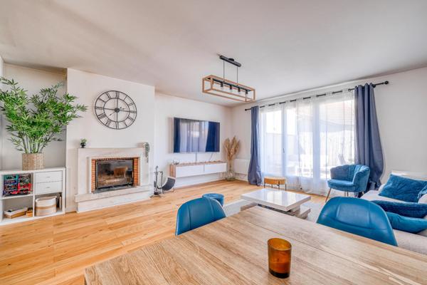 BOISPARISIS : Maison de ville de 92 m2 rénovée, 3 chambres avec extérieur et garage