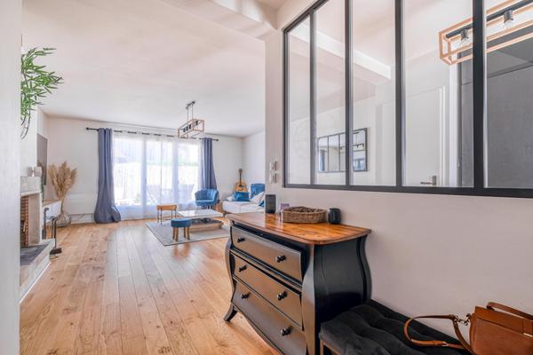 BOISPARISIS : Maison de ville de 92 m2 rénovée, 3 chambres avec extérieur et garage