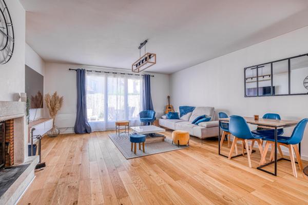 BOISPARISIS : Maison de ville de 92 m2 rénovée, 3 chambres avec extérieur et garage