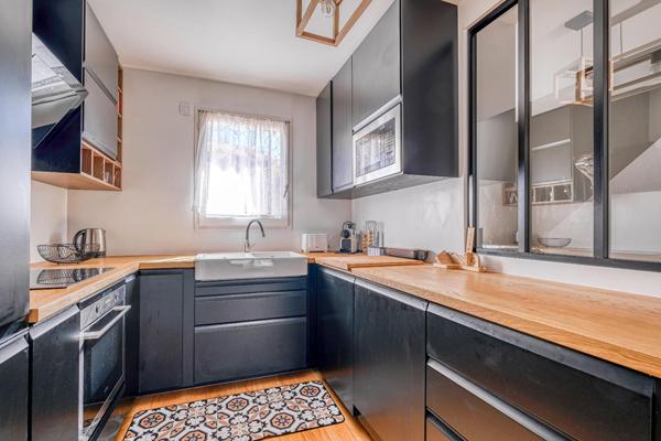 BOISPARISIS : Maison de ville de 92 m2 rénovée, 3 chambres avec extérieur et garage