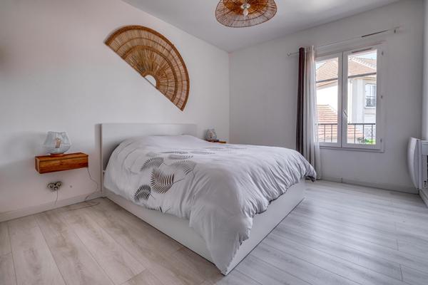 BOISPARISIS : Maison de ville de 92 m2 rénovée, 3 chambres avec extérieur et garage