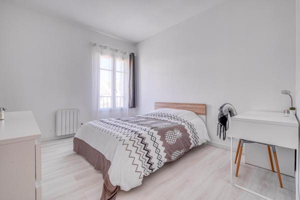 BOISPARISIS : Maison de ville de 92 m2 rénovée, 3 chambres avec extérieur et garage