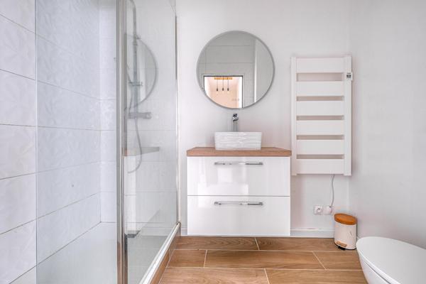 BOISPARISIS : Maison de ville de 92 m2 rénovée, 3 chambres avec extérieur et garage