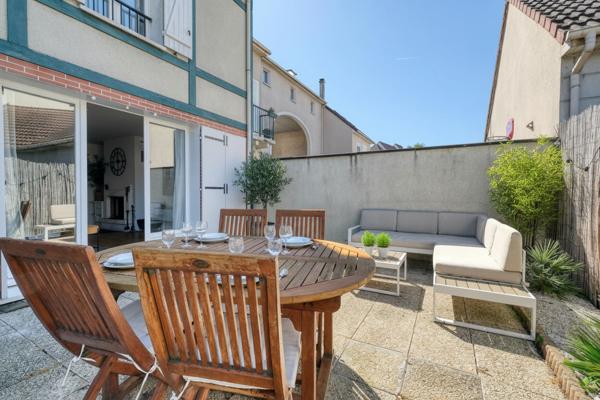 BOISPARISIS : Maison de ville de 92 m2 rénovée, 3 chambres avec extérieur et garage