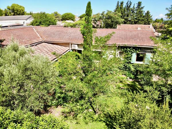 Saint-Saturnin-lès-Avignon (84450) Grande maison familiale