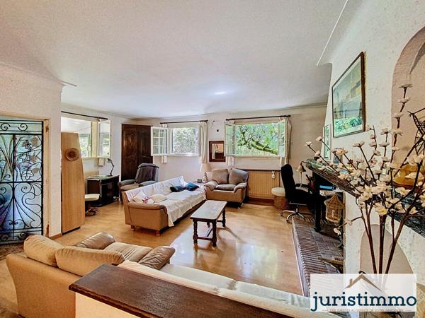 Saint-Saturnin-lès-Avignon (84450) Grande maison familiale