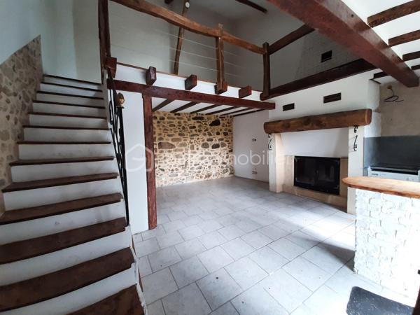 EN EXCLUSIVITE
Ensemble immobilier A Rénover à 9 minutes de Saint-Junien 87200 et à 15 minutes de Rochechouart 87600.
Composé de 5 maisons mitoyennes et indépendantes sur 2 niveaux avec 2 garages, une grange, un atelier et du terrain pour environ 2500 m².

Une maison habitable de 52 m² qui comprend 2 pièces : une pièce de vie, une chambre mansardée et en mezzanine, une kitchenette, une SDE avec toilettes. Chauffage par un insert ou électrique. DPE en D.

Une seconde maison de 84 m², qui comprend au RDC : une cuisine, 2 chambres, une SDE et des toilettes séparés. A l'étage, une chambre, des toilettes et possibilité de créer 2 pièces supplémentaires. Poêle à bois dans la cuisine; huisseries simple vitrage, volets PVC. Habitable puis A Rénover. DPE en F.

Les 3 autres maisons seront à réhabiliter entièrement. Emprise au sol de 42 m², 30 m² et 25 m². Dispensées de DPE.
Se trouve en face : un hangar de 70 m² pouvant abriter 2 véhicules, un second garage avec petite dépendance attenante, un atelier de 40 m² puis une grange de 44 m² avec hauteur sous plafond de 3.75 mètres.

Possibilité de créer des lots et d'acquérir plus de terrain.