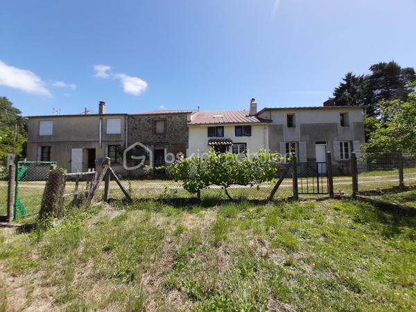 EN EXCLUSIVITE
Ensemble immobilier A Rénover à 9 minutes de Saint-Junien 87200 et à 15 minutes de Rochechouart 87600.
Composé de 5 maisons mitoyennes et indépendantes sur 2 niveaux avec 2 garages, une grange, un atelier et du terrain pour environ 2500 m².

Une maison habitable de 52 m² qui comprend 2 pièces : une pièce de vie, une chambre mansardée et en mezzanine, une kitchenette, une SDE avec toilettes. Chauffage par un insert ou électrique. DPE en D.

Une seconde maison de 84 m², qui comprend au RDC : une cuisine, 2 chambres, une SDE et des toilettes séparés. A l'étage, une chambre, des toilettes et possibilité de créer 2 pièces supplémentaires. Poêle à bois dans la cuisine; huisseries simple vitrage, volets PVC. Habitable puis A Rénover. DPE en F.

Les 3 autres maisons seront à réhabiliter entièrement. Emprise au sol de 42 m², 30 m² et 25 m². Dispensées de DPE.
Se trouve en face : un hangar de 70 m² pouvant abriter 2 véhicules, un second garage avec petite dépendance attenante, un atelier de 40 m² puis une grange de 44 m² avec hauteur sous plafond de 3.75 mètres.

Possibilité de créer des lots et d'acquérir plus de terrain.