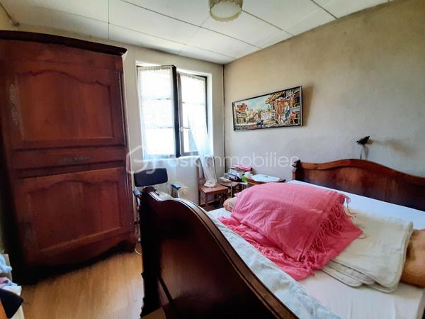 EN EXCLUSIVITE
Ensemble immobilier A Rénover à 9 minutes de Saint-Junien 87200 et à 15 minutes de Rochechouart 87600.
Composé de 5 maisons mitoyennes et indépendantes sur 2 niveaux avec 2 garages, une grange, un atelier et du terrain pour environ 2500 m².

Une maison habitable de 52 m² qui comprend 2 pièces : une pièce de vie, une chambre mansardée et en mezzanine, une kitchenette, une SDE avec toilettes. Chauffage par un insert ou électrique. DPE en D.

Une seconde maison de 84 m², qui comprend au RDC : une cuisine, 2 chambres, une SDE et des toilettes séparés. A l'étage, une chambre, des toilettes et possibilité de créer 2 pièces supplémentaires. Poêle à bois dans la cuisine; huisseries simple vitrage, volets PVC. Habitable puis A Rénover. DPE en F.

Les 3 autres maisons seront à réhabiliter entièrement. Emprise au sol de 42 m², 30 m² et 25 m². Dispensées de DPE.
Se trouve en face : un hangar de 70 m² pouvant abriter 2 véhicules, un second garage avec petite dépendance attenante, un atelier de 40 m² puis une grange de 44 m² avec hauteur sous plafond de 3.75 mètres.

Possibilité de créer des lots et d'acquérir plus de terrain.