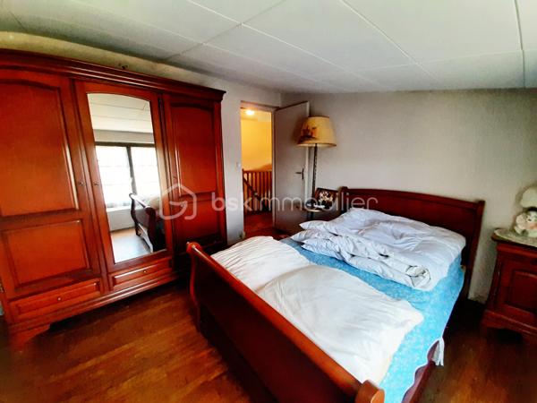 EN EXCLUSIVITE
Ensemble immobilier A Rénover à 9 minutes de Saint-Junien 87200 et à 15 minutes de Rochechouart 87600.
Composé de 5 maisons mitoyennes et indépendantes sur 2 niveaux avec 2 garages, une grange, un atelier et du terrain pour environ 2500 m².

Une maison habitable de 52 m² qui comprend 2 pièces : une pièce de vie, une chambre mansardée et en mezzanine, une kitchenette, une SDE avec toilettes. Chauffage par un insert ou électrique. DPE en D.

Une seconde maison de 84 m², qui comprend au RDC : une cuisine, 2 chambres, une SDE et des toilettes séparés. A l'étage, une chambre, des toilettes et possibilité de créer 2 pièces supplémentaires. Poêle à bois dans la cuisine; huisseries simple vitrage, volets PVC. Habitable puis A Rénover. DPE en F.

Les 3 autres maisons seront à réhabiliter entièrement. Emprise au sol de 42 m², 30 m² et 25 m². Dispensées de DPE.
Se trouve en face : un hangar de 70 m² pouvant abriter 2 véhicules, un second garage avec petite dépendance attenante, un atelier de 40 m² puis une grange de 44 m² avec hauteur sous plafond de 3.75 mètres.

Possibilité de créer des lots et d'acquérir plus de terrain.