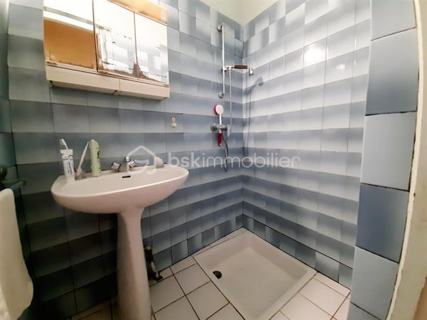 EN EXCLUSIVITE
Ensemble immobilier A Rénover à 9 minutes de Saint-Junien 87200 et à 15 minutes de Rochechouart 87600.
Composé de 5 maisons mitoyennes et indépendantes sur 2 niveaux avec 2 garages, une grange, un atelier et du terrain pour environ 2500 m².

Une maison habitable de 52 m² qui comprend 2 pièces : une pièce de vie, une chambre mansardée et en mezzanine, une kitchenette, une SDE avec toilettes. Chauffage par un insert ou électrique. DPE en D.

Une seconde maison de 84 m², qui comprend au RDC : une cuisine, 2 chambres, une SDE et des toilettes séparés. A l'étage, une chambre, des toilettes et possibilité de créer 2 pièces supplémentaires. Poêle à bois dans la cuisine; huisseries simple vitrage, volets PVC. Habitable puis A Rénover. DPE en F.

Les 3 autres maisons seront à réhabiliter entièrement. Emprise au sol de 42 m², 30 m² et 25 m². Dispensées de DPE.
Se trouve en face : un hangar de 70 m² pouvant abriter 2 véhicules, un second garage avec petite dépendance attenante, un atelier de 40 m² puis une grange de 44 m² avec hauteur sous plafond de 3.75 mètres.

Possibilité de créer des lots et d'acquérir plus de terrain.