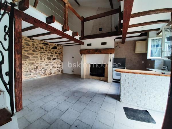 EN EXCLUSIVITE
Ensemble immobilier A Rénover à 9 minutes de Saint-Junien 87200 et à 15 minutes de Rochechouart 87600.
Composé de 5 maisons mitoyennes et indépendantes sur 2 niveaux avec 2 garages, une grange, un atelier et du terrain pour environ 2500 m².

Une maison habitable de 52 m² qui comprend 2 pièces : une pièce de vie, une chambre mansardée et en mezzanine, une kitchenette, une SDE avec toilettes. Chauffage par un insert ou électrique. DPE en D.

Une seconde maison de 84 m², qui comprend au RDC : une cuisine, 2 chambres, une SDE et des toilettes séparés. A l'étage, une chambre, des toilettes et possibilité de créer 2 pièces supplémentaires. Poêle à bois dans la cuisine; huisseries simple vitrage, volets PVC. Habitable puis A Rénover. DPE en F.

Les 3 autres maisons seront à réhabiliter entièrement. Emprise au sol de 42 m², 30 m² et 25 m². Dispensées de DPE.
Se trouve en face : un hangar de 70 m² pouvant abriter 2 véhicules, un second garage avec petite dépendance attenante, un atelier de 40 m² puis une grange de 44 m² avec hauteur sous plafond de 3.75 mètres.

Possibilité de créer des lots et d'acquérir plus de terrain.
