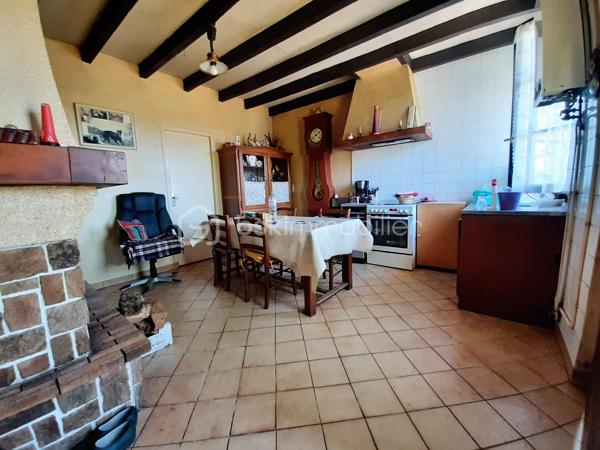 EN EXCLUSIVITE
Ensemble immobilier A Rénover à 9 minutes de Saint-Junien 87200 et à 15 minutes de Rochechouart 87600.
Composé de 5 maisons mitoyennes et indépendantes sur 2 niveaux avec 2 garages, une grange, un atelier et du terrain pour environ 2500 m².

Une maison habitable de 52 m² qui comprend 2 pièces : une pièce de vie, une chambre mansardée et en mezzanine, une kitchenette, une SDE avec toilettes. Chauffage par un insert ou électrique. DPE en D.

Une seconde maison de 84 m², qui comprend au RDC : une cuisine, 2 chambres, une SDE et des toilettes séparés. A l'étage, une chambre, des toilettes et possibilité de créer 2 pièces supplémentaires. Poêle à bois dans la cuisine; huisseries simple vitrage, volets PVC. Habitable puis A Rénover. DPE en F.

Les 3 autres maisons seront à réhabiliter entièrement. Emprise au sol de 42 m², 30 m² et 25 m². Dispensées de DPE.
Se trouve en face : un hangar de 70 m² pouvant abriter 2 véhicules, un second garage avec petite dépendance attenante, un atelier de 40 m² puis une grange de 44 m² avec hauteur sous plafond de 3.75 mètres.

Possibilité de créer des lots et d'acquérir plus de terrain.