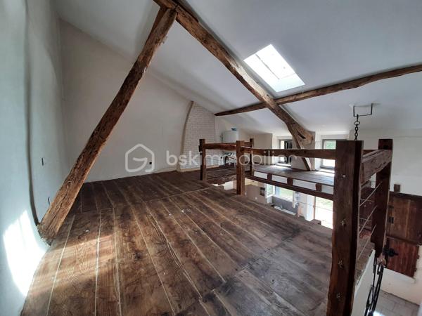 EN EXCLUSIVITE
Ensemble immobilier A Rénover à 9 minutes de Saint-Junien 87200 et à 15 minutes de Rochechouart 87600.
Composé de 5 maisons mitoyennes et indépendantes sur 2 niveaux avec 2 garages, une grange, un atelier et du terrain pour environ 2500 m².

Une maison habitable de 52 m² qui comprend 2 pièces : une pièce de vie, une chambre mansardée et en mezzanine, une kitchenette, une SDE avec toilettes. Chauffage par un insert ou électrique. DPE en D.

Une seconde maison de 84 m², qui comprend au RDC : une cuisine, 2 chambres, une SDE et des toilettes séparés. A l'étage, une chambre, des toilettes et possibilité de créer 2 pièces supplémentaires. Poêle à bois dans la cuisine; huisseries simple vitrage, volets PVC. Habitable puis A Rénover. DPE en F.

Les 3 autres maisons seront à réhabiliter entièrement. Emprise au sol de 42 m², 30 m² et 25 m². Dispensées de DPE.
Se trouve en face : un hangar de 70 m² pouvant abriter 2 véhicules, un second garage avec petite dépendance attenante, un atelier de 40 m² puis une grange de 44 m² avec hauteur sous plafond de 3.75 mètres.

Possibilité de créer des lots et d'acquérir plus de terrain.